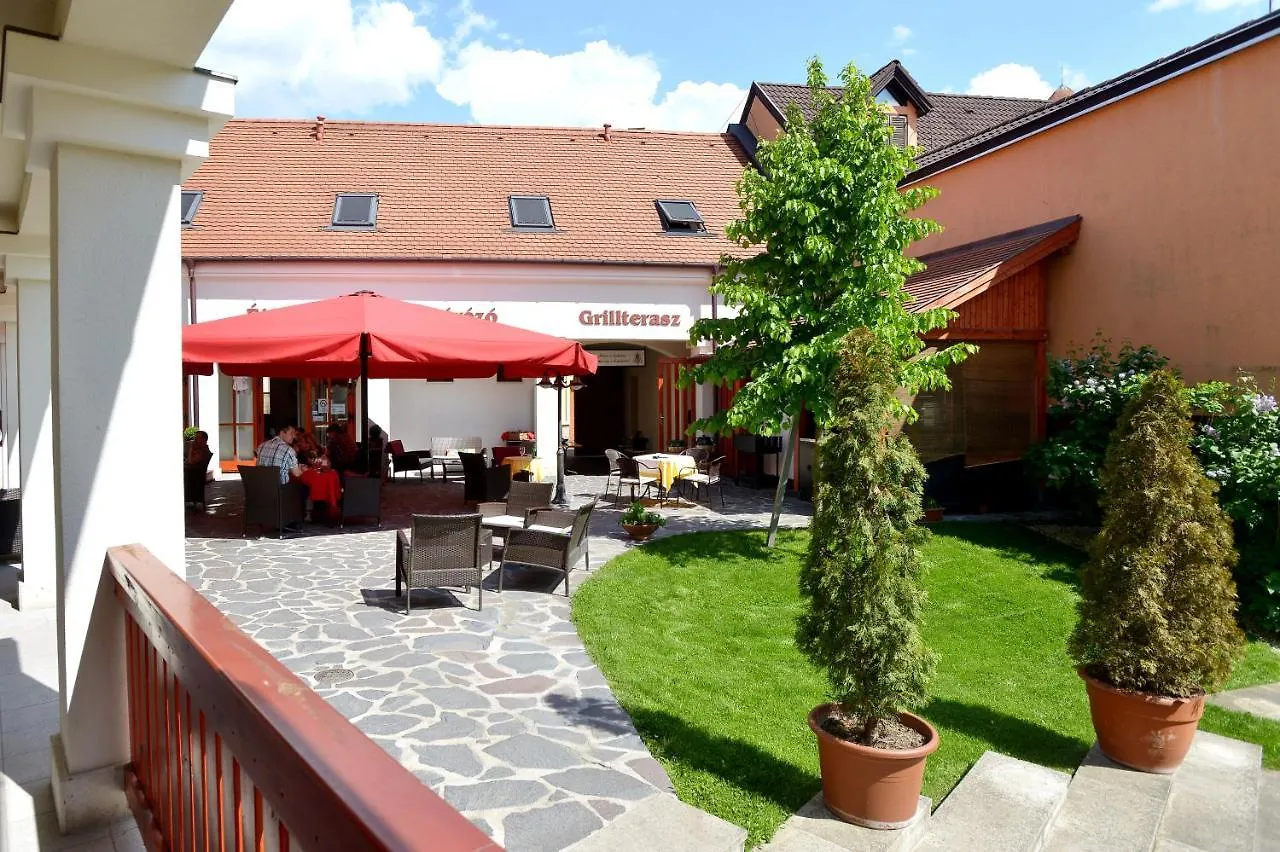 Servita Udvarhaz Eger