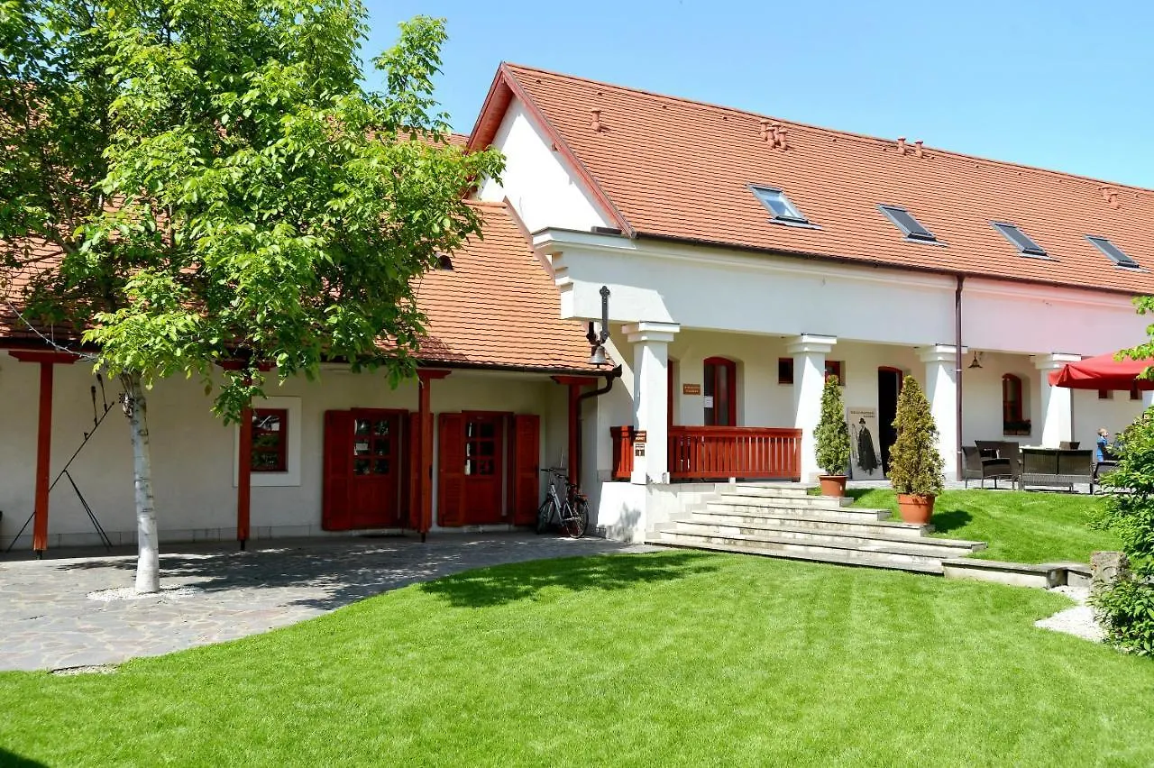 Servita Udvarhaz Eger Bed & Breakfast